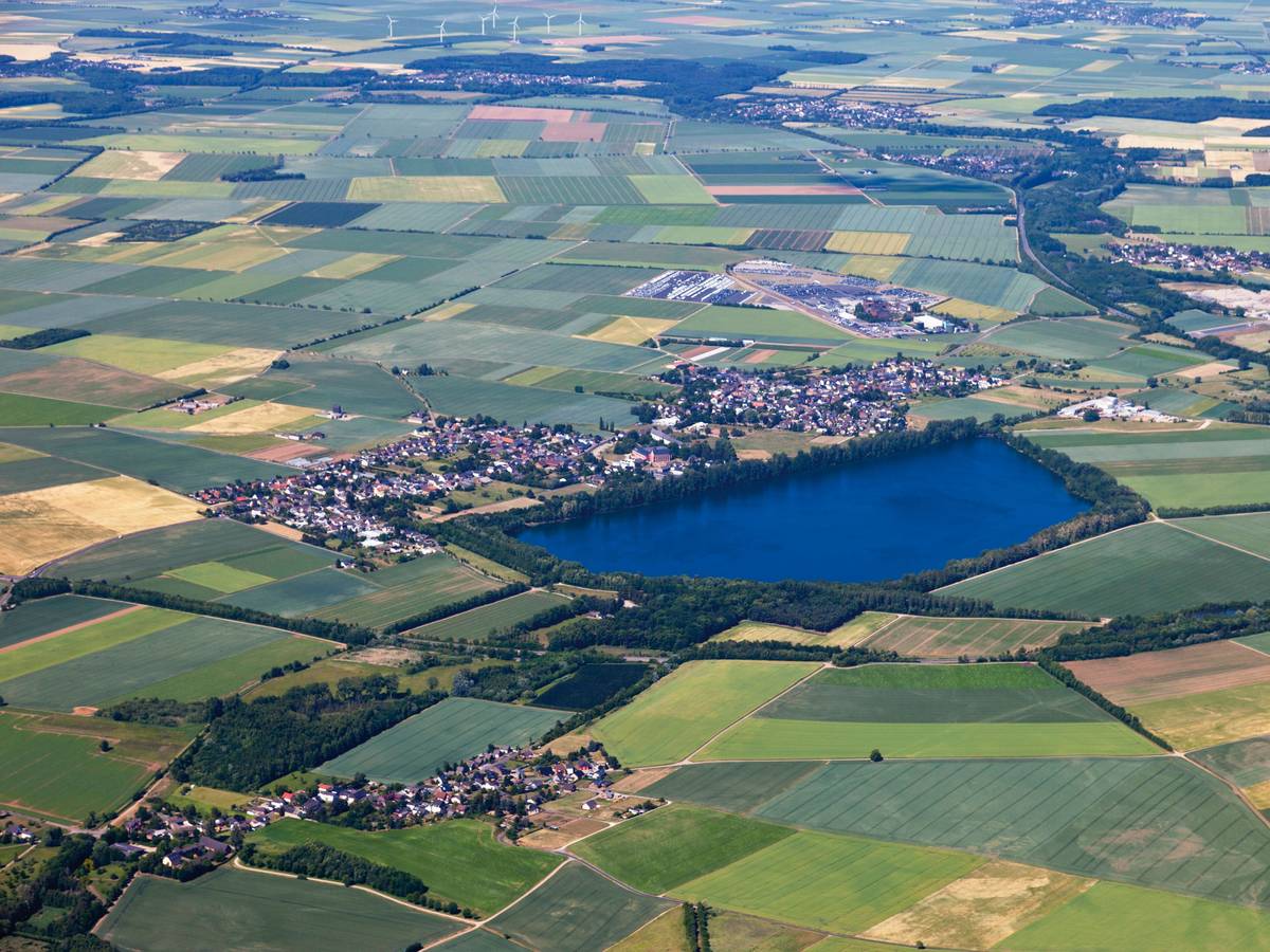 Blick auf den Neffelsee bei Zülpich (Archivbild): Hier geriet ein 39 Jahre alter Schwimmer in Not und wird seitdem vermisst.