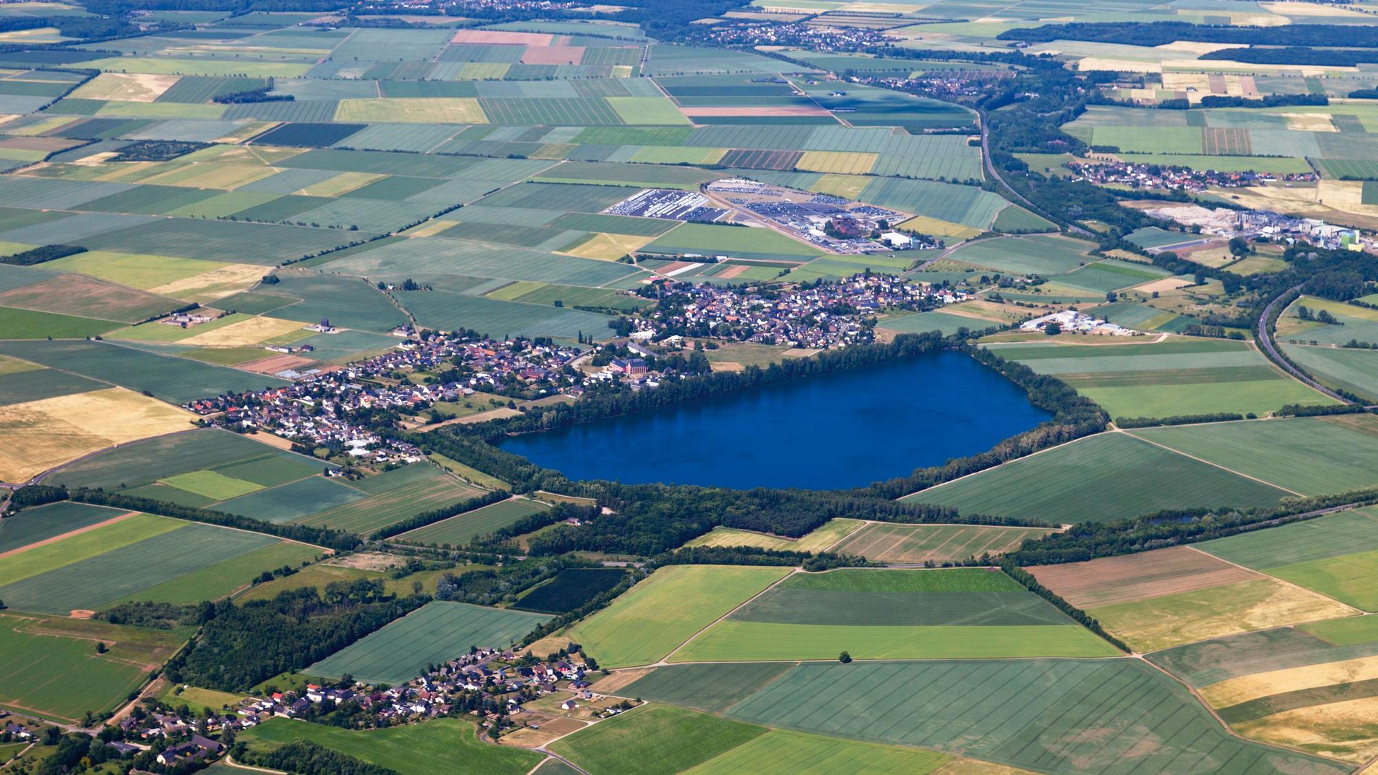 Blick auf den Neffelsee bei Zülpich (Archivbild): Hier geriet ein 39 Jahre alter Schwimmer in Not und wird seitdem vermisst.