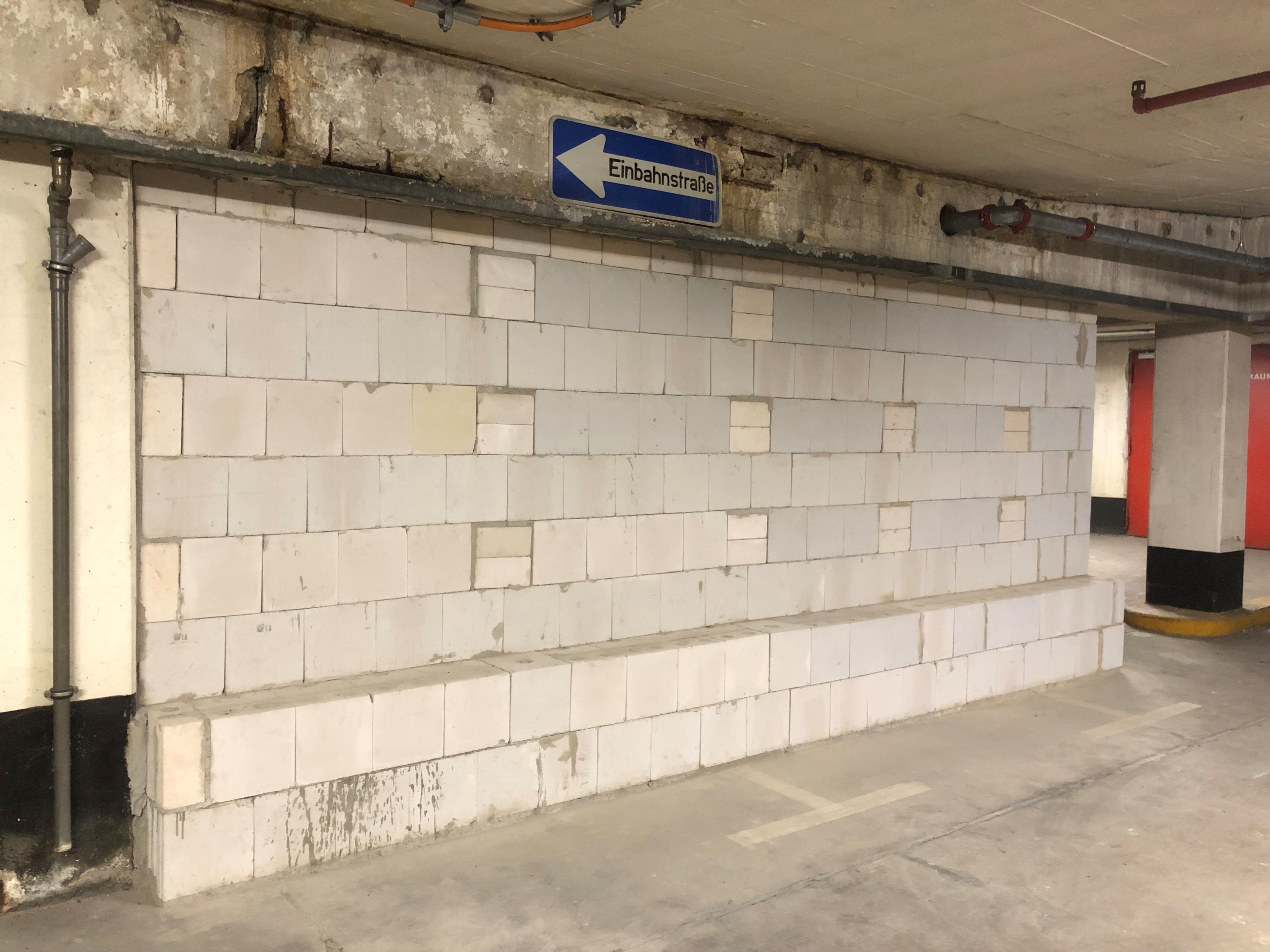 Eine provisorische Wand stützt einen statisch gefährdeten Bereich in der Tiefgarage Groß St. Martin ab.
