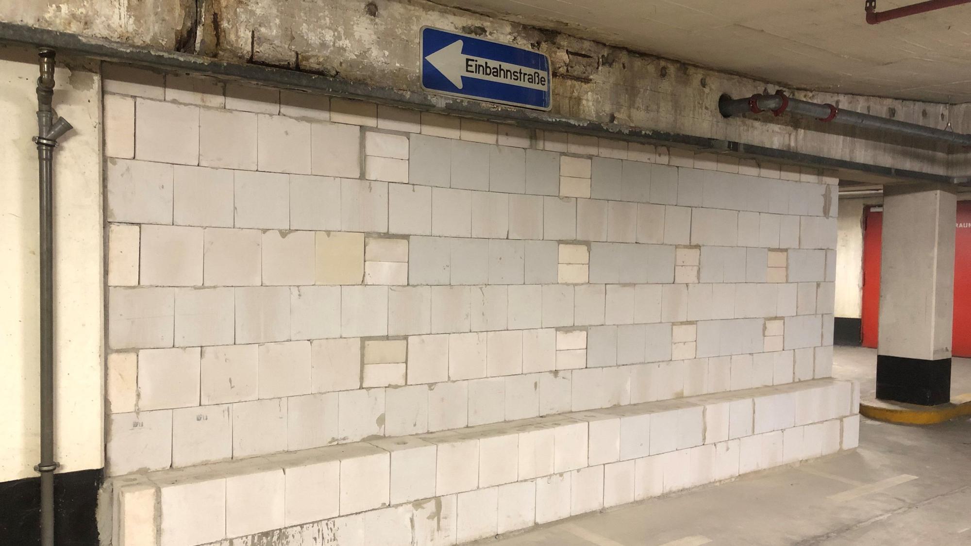 Eine provisorische Wand stützt einen statisch gefährdeten Bereich in der Tiefgarage Groß St. Martin ab.