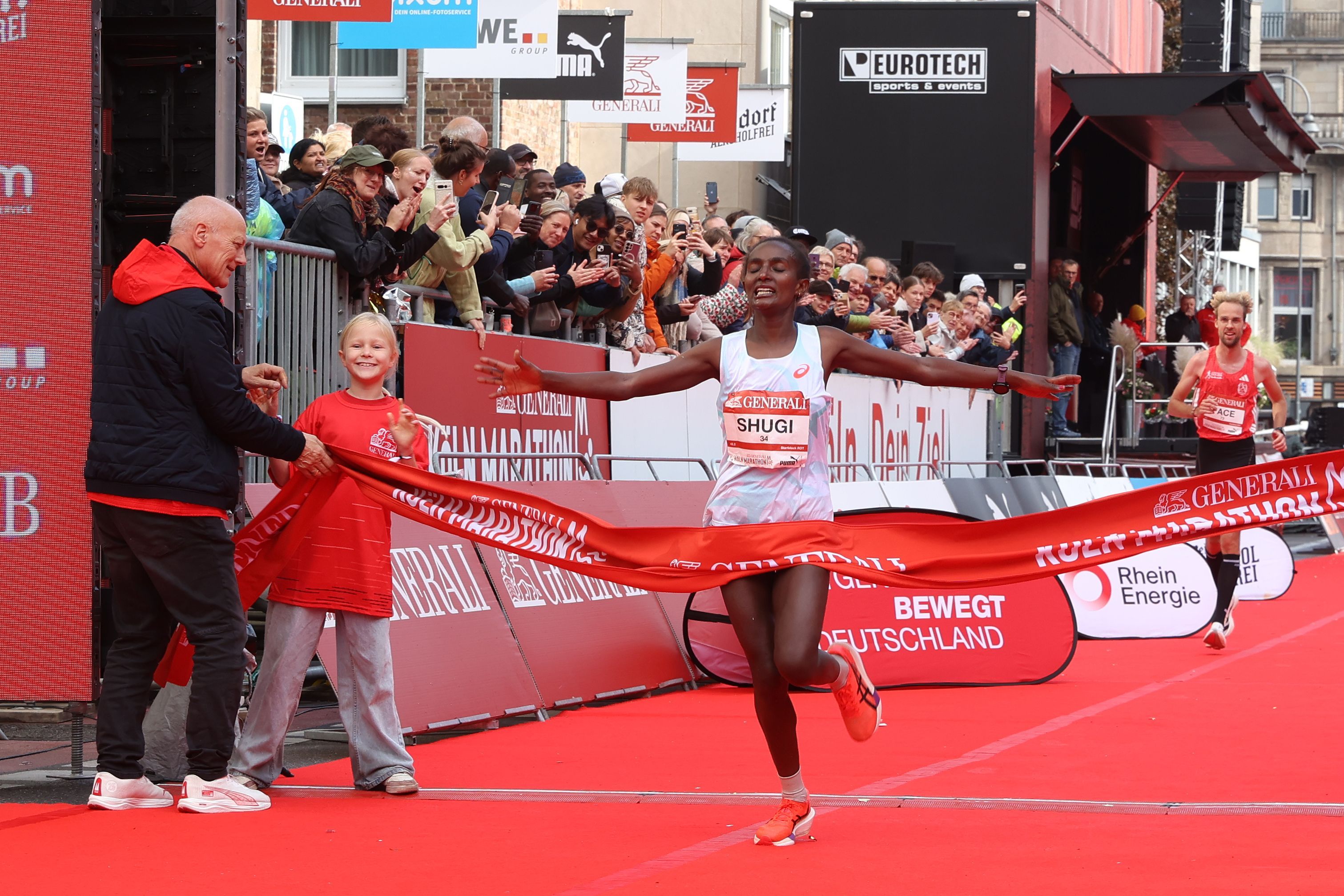 Fantu Shugi gewann den Generali Köln-Marathon der Frauen mit einer starken Siegerzeit von 2.29.11 Stunden.