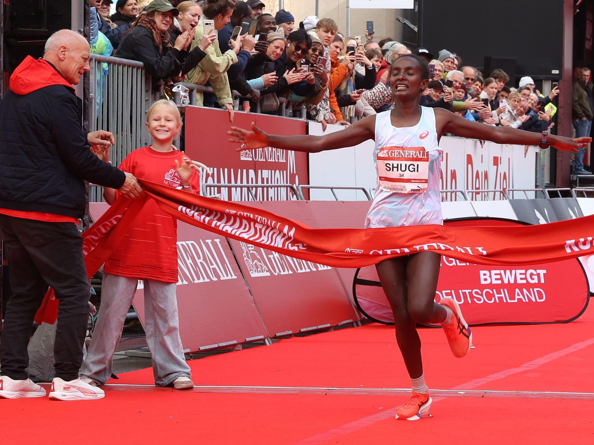 Fantu Shugi gewann den Generali Köln-Marathon der Frauen mit einer starken Siegerzeit von 2.29.11 Stunden.