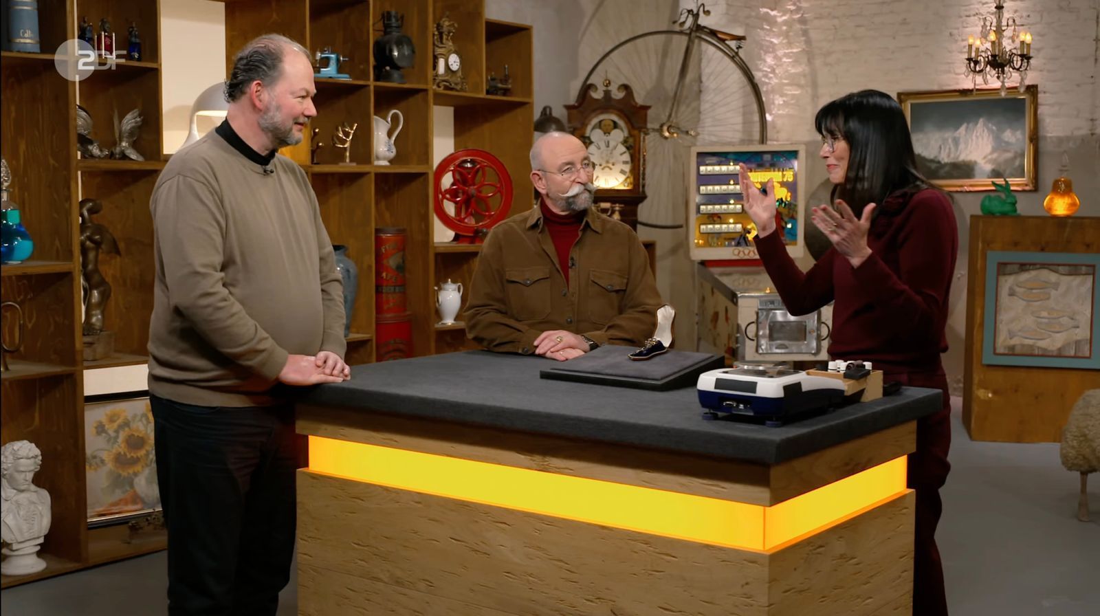 Ein edles Etui begeisterte Horst Lichter (Mitte) in der Montagsausgabe von „Bares für Rares“ (ZDF).  (Bild: ZDF)