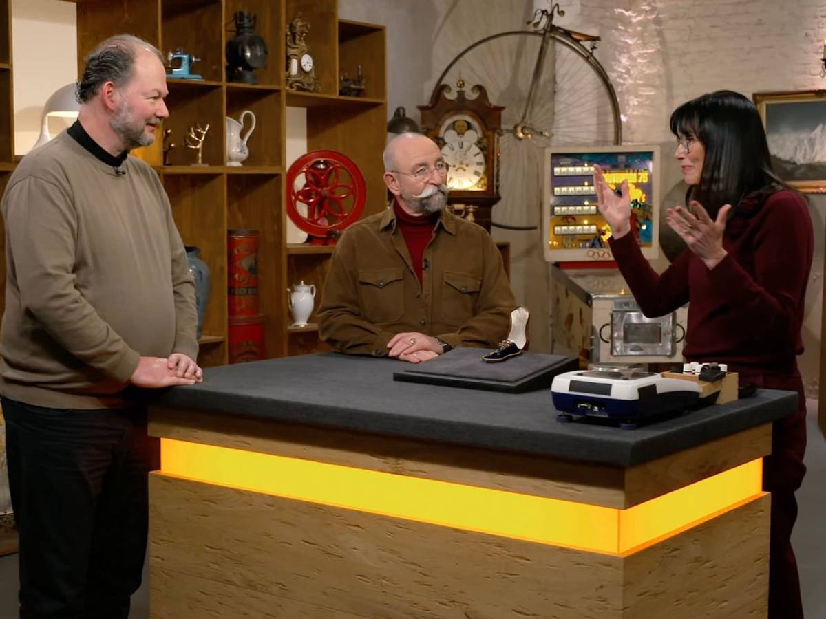 Ein edles Etui begeisterte Horst Lichter (Mitte) in der Montagsausgabe von „Bares für Rares“ (ZDF). (Bild: ZDF)