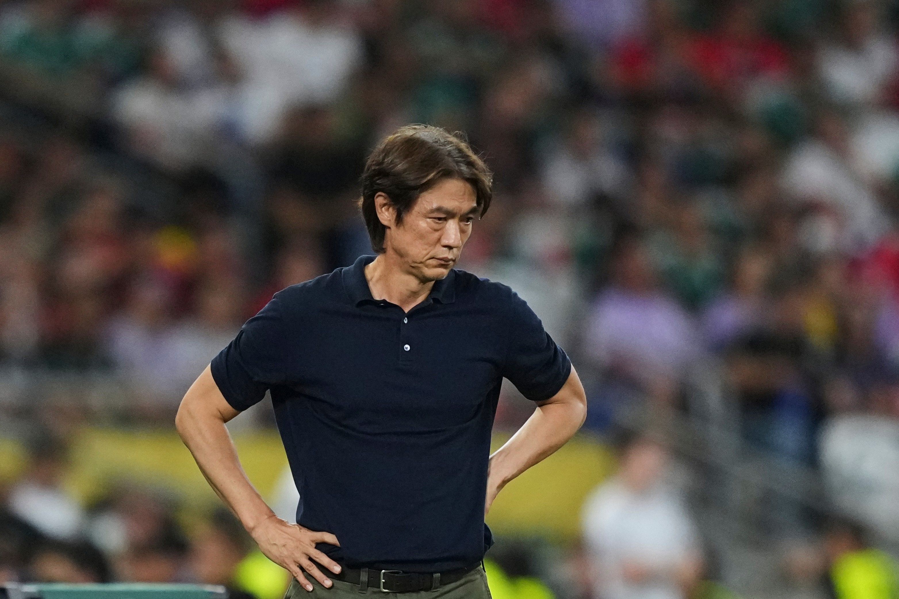 Der südkoreanische Nationaltrainer Hong Myung Bo verfolgt ein WM-Gruppenspiel.