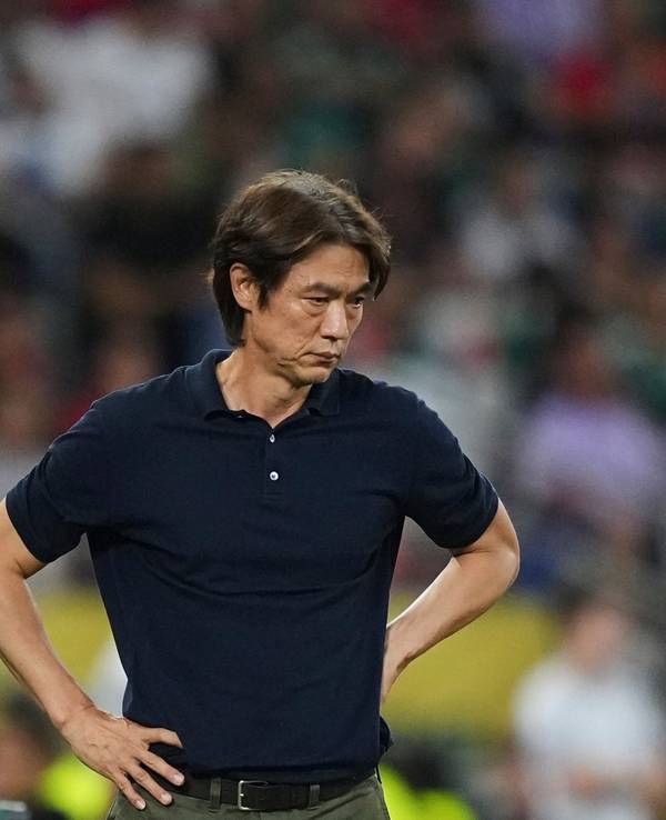 Der südkoreanische Nationaltrainer Hong Myung Bo verfolgt ein WM-Gruppenspiel.