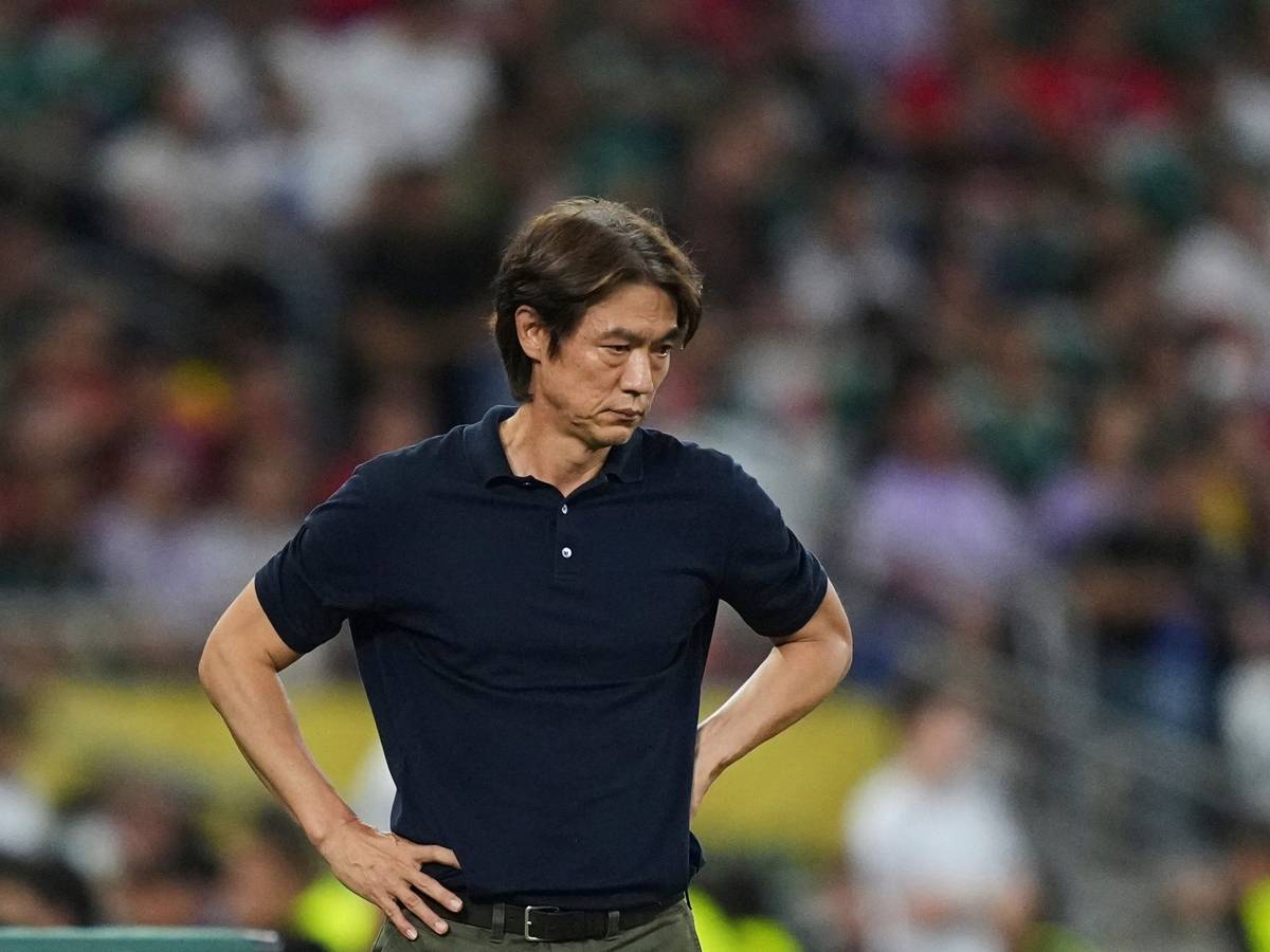 Der südkoreanische Nationaltrainer Hong Myung Bo verfolgt ein WM-Gruppenspiel.