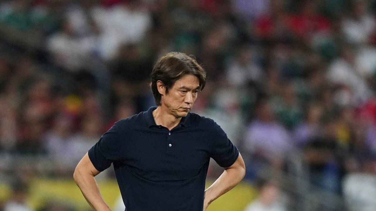 Der südkoreanische Nationaltrainer Hong Myung Bo verfolgt ein WM-Gruppenspiel.