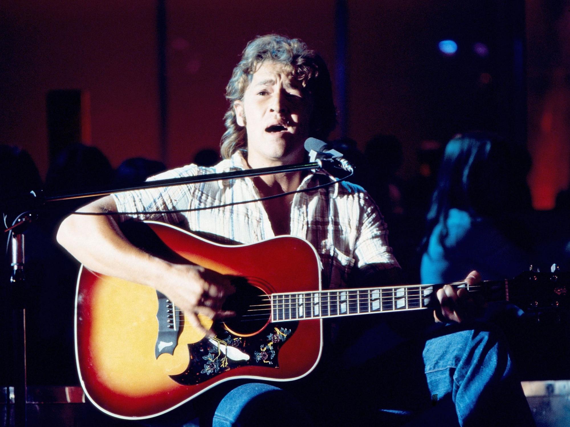 Peter Maffay mit Gitarre.