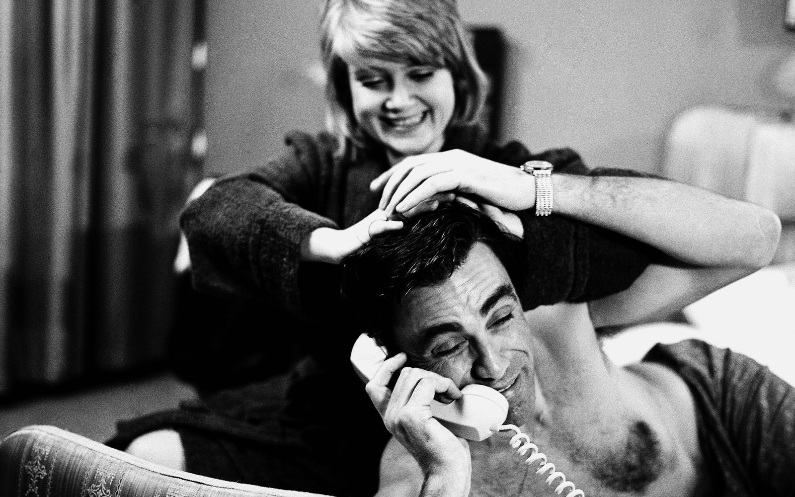 Wer wuschelt denn da Zolloberinspektor Kressin (Sieghardt Rupp) durch die Locken? Es ist Gitte Haenning! Die dänische Sängerin spielte in „Kressin stoppt den Nordexpress“ (1971) die Freundin des „Tatort“-Ermittlers.  (Bild: WDR)