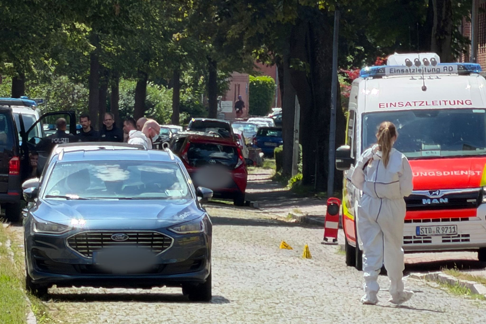 Einsatzkräfte riegelten den Tatort ab.