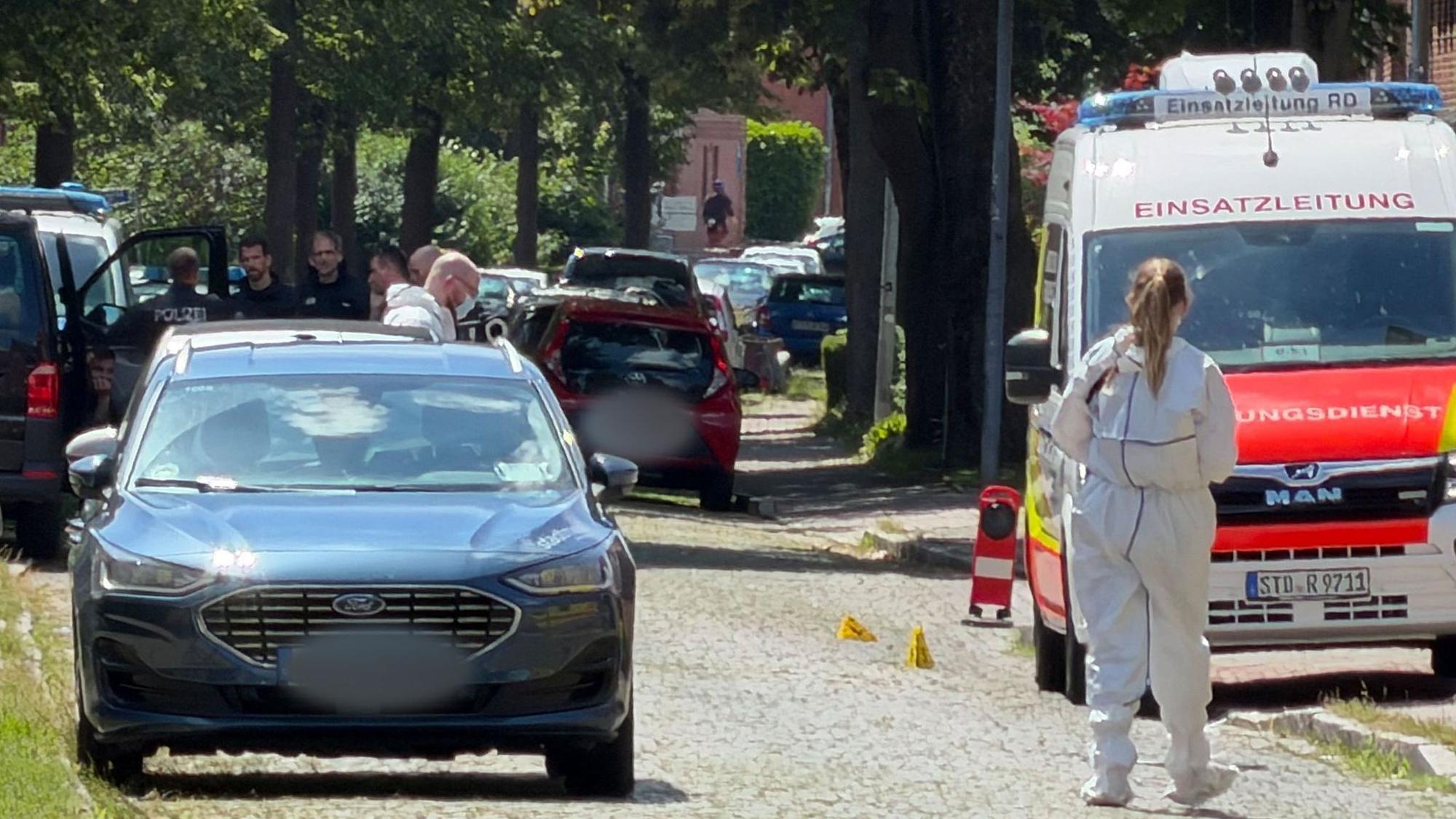 Einsatzkräfte riegelten den Tatort ab.