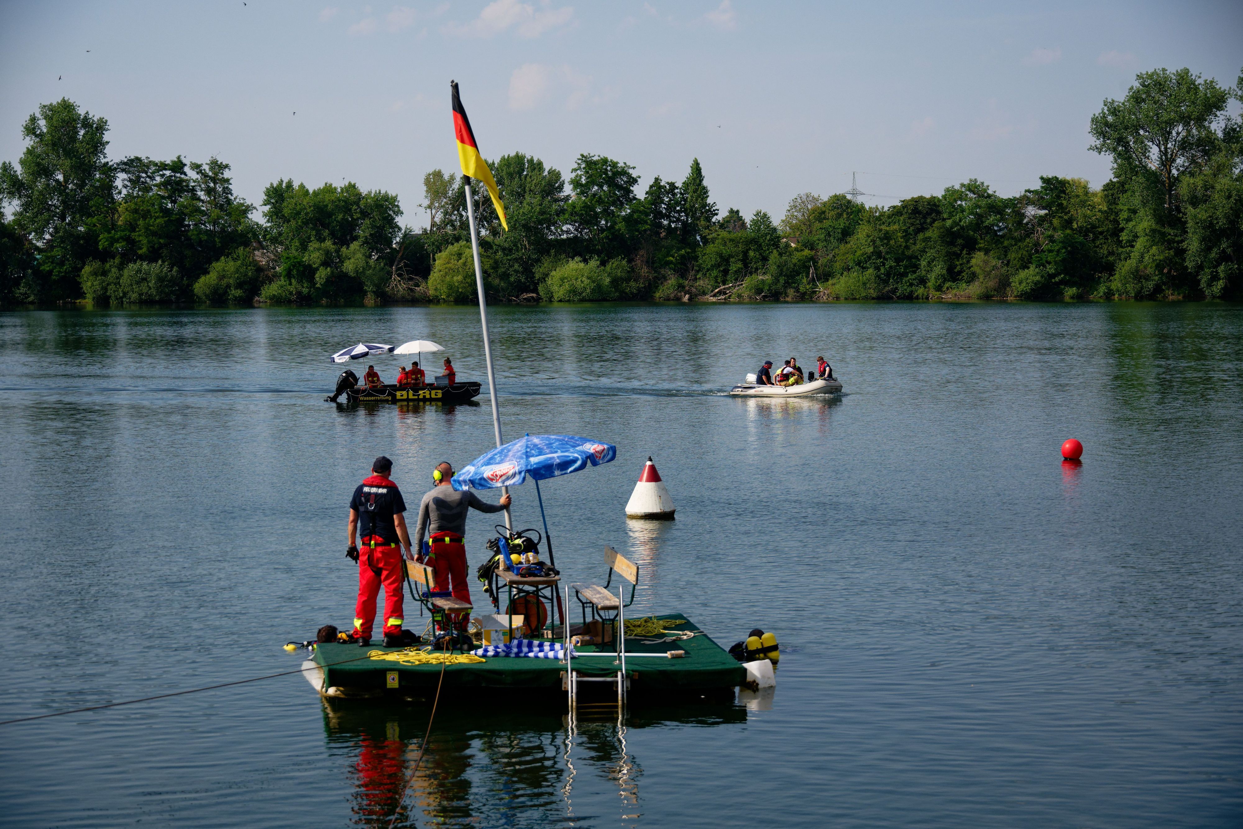 Kräfte von DLRG und Feuerwehr suchen im Badesee Echtz bei Düren nach einer vermissten Person.