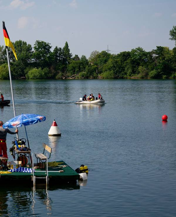 Kräfte von DLRG und Feuerwehr suchen im Badesee Echtz bei Düren nach einer vermissten Person.