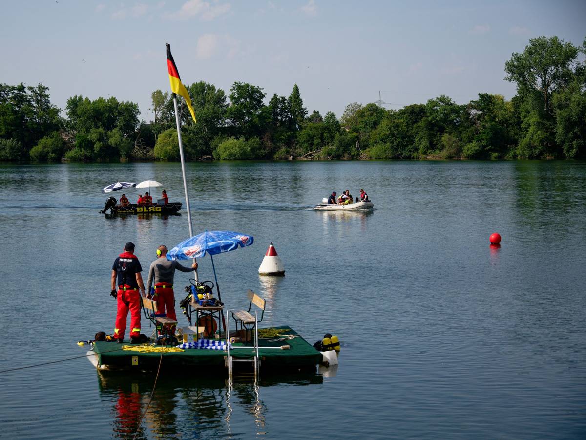 Kräfte von DLRG und Feuerwehr suchen im Badesee Echtz bei Düren nach einer vermissten Person.