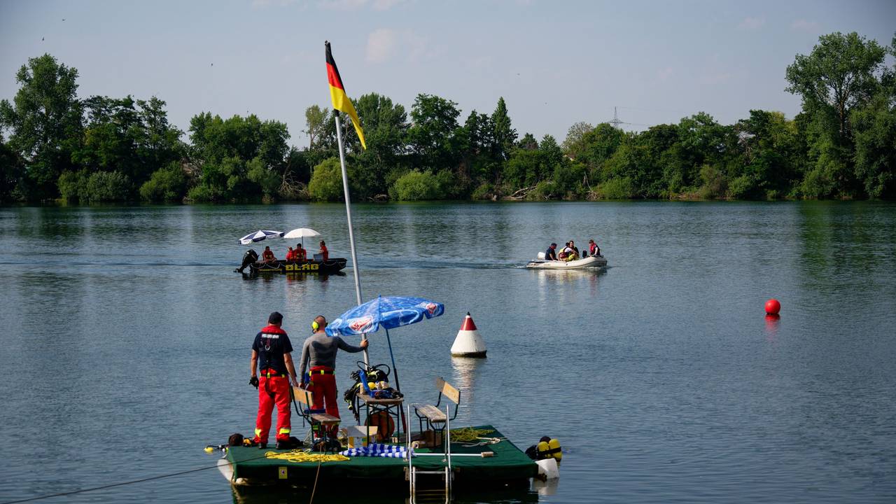 Kräfte von DLRG und Feuerwehr suchen im Badesee Echtz bei Düren nach einer vermissten Person.