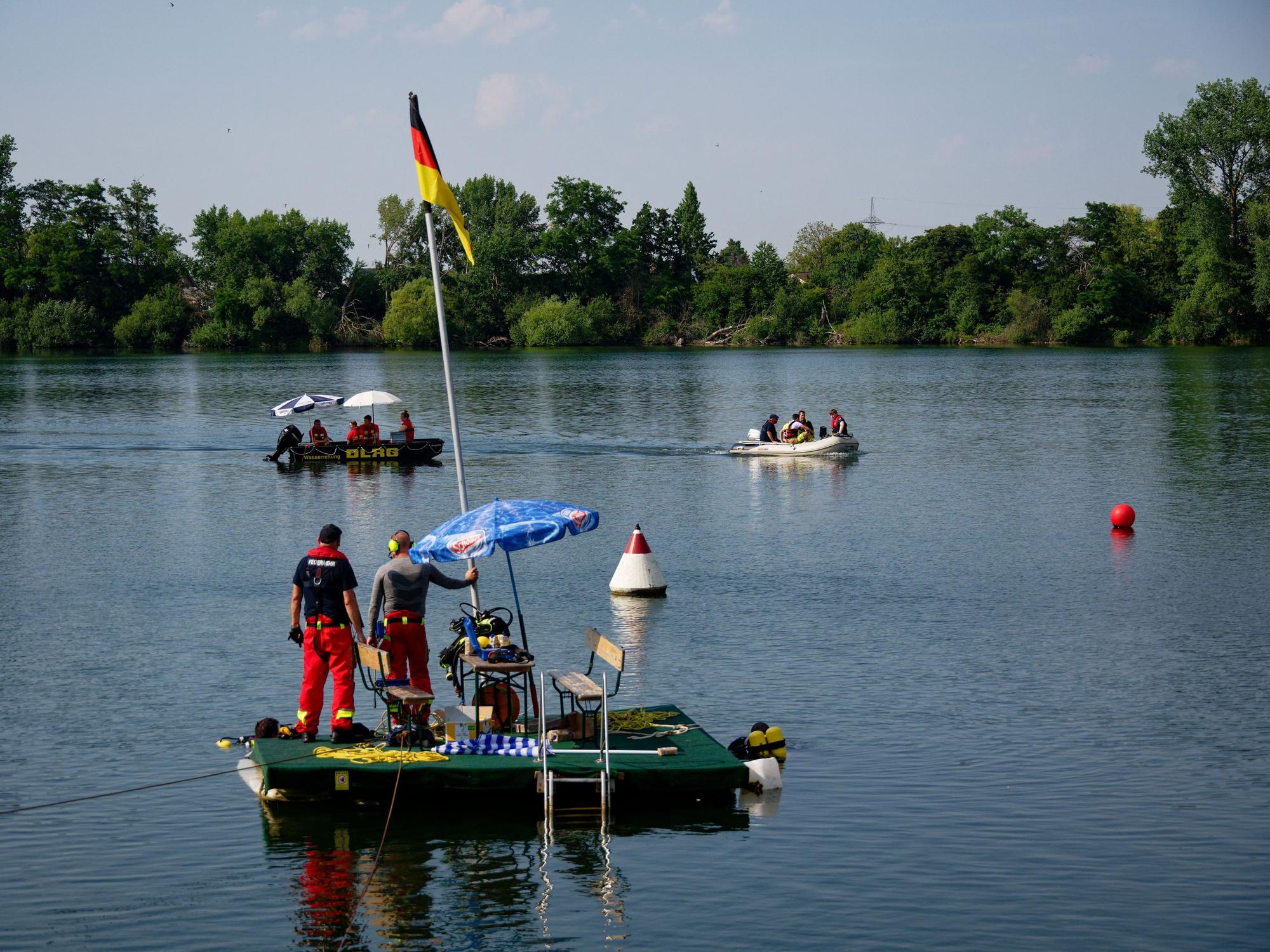 Kräfte von DLRG und Feuerwehr suchen im Badesee Echtz bei Düren nach einer vermissten Person.