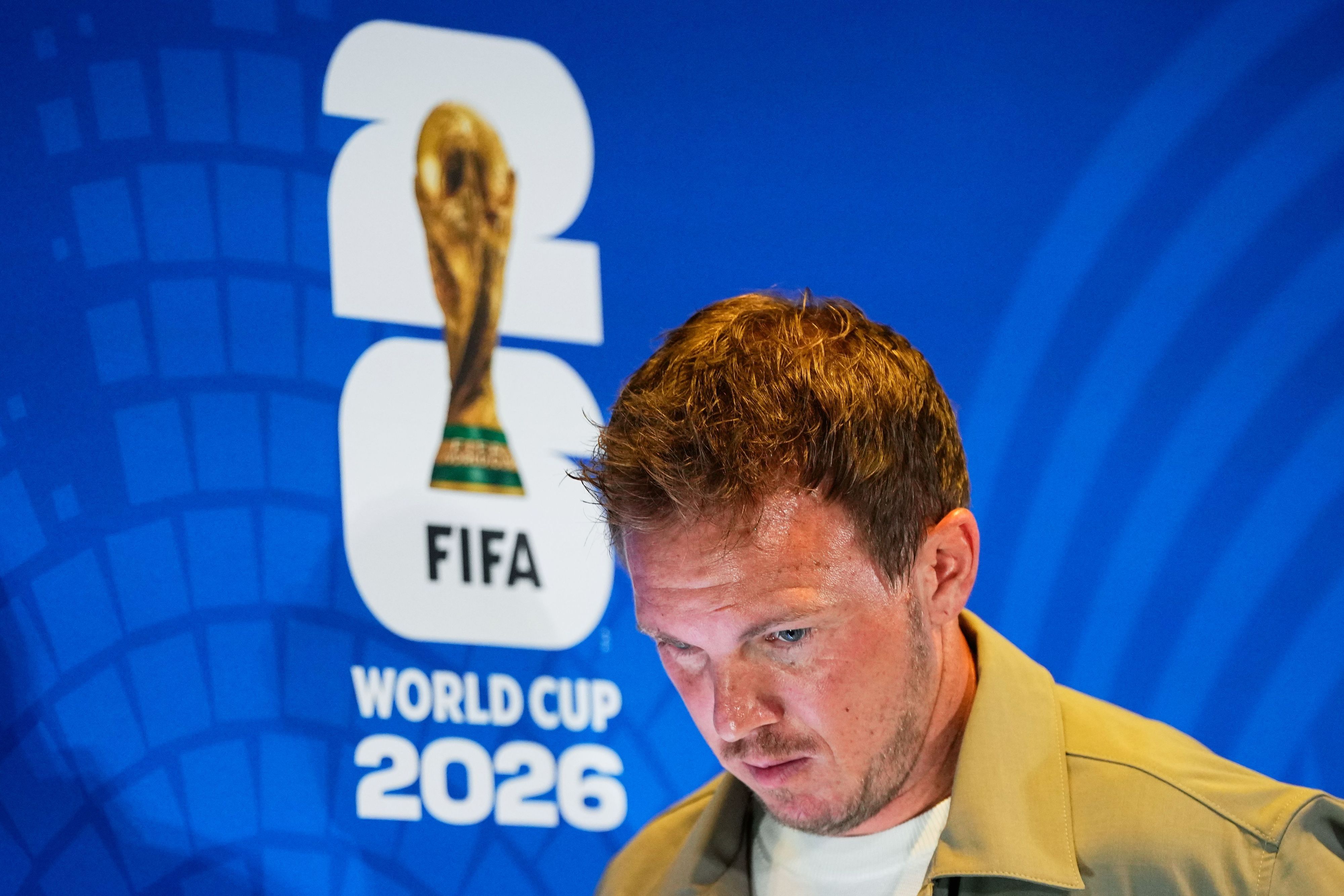 Julian Nagelsmann vor dem Logo der WM 2026.