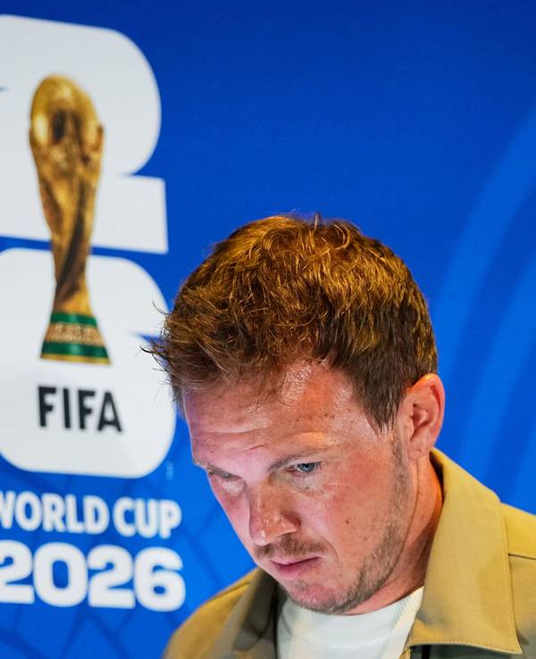 Julian Nagelsmann vor dem Logo der WM 2026.