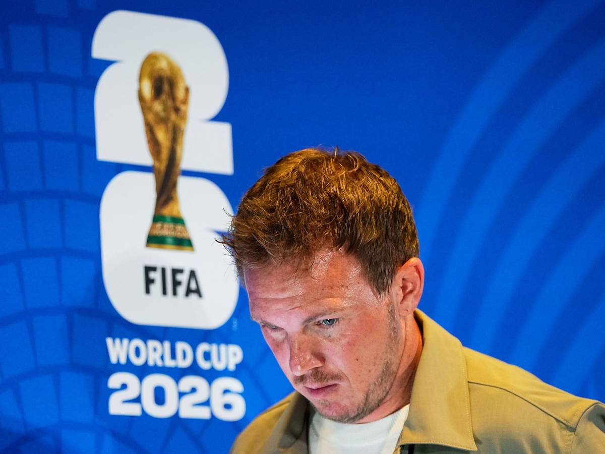 Julian Nagelsmann vor dem Logo der WM 2026.