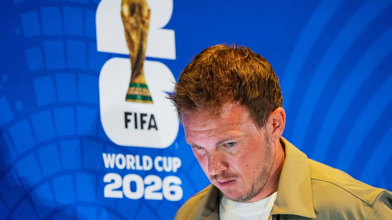 Julian Nagelsmann vor dem Logo der WM 2026.