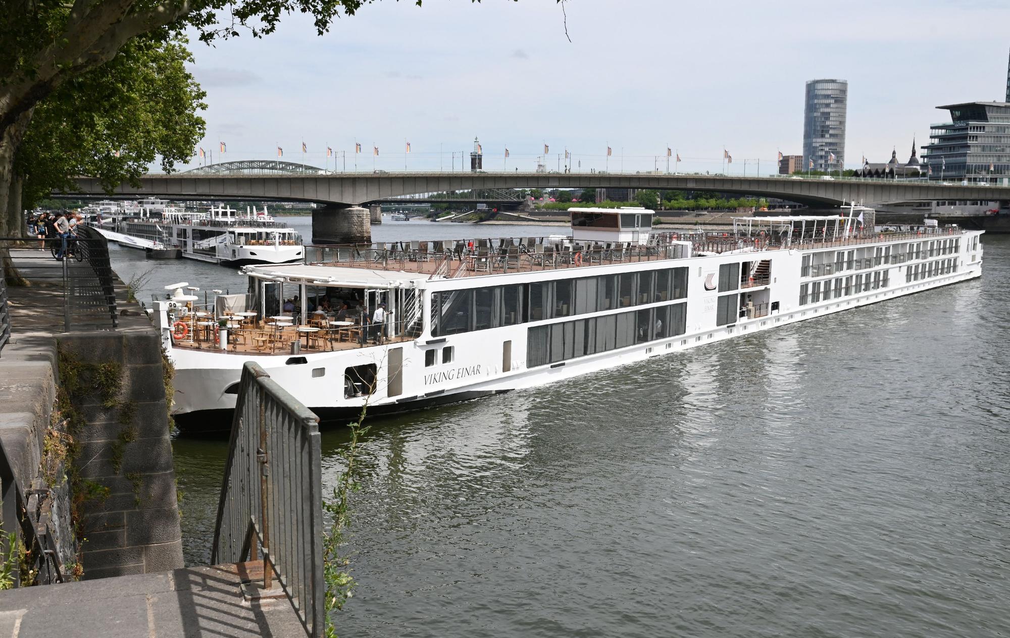 Die „Viking Einar“ an der Ufermauer in Köln