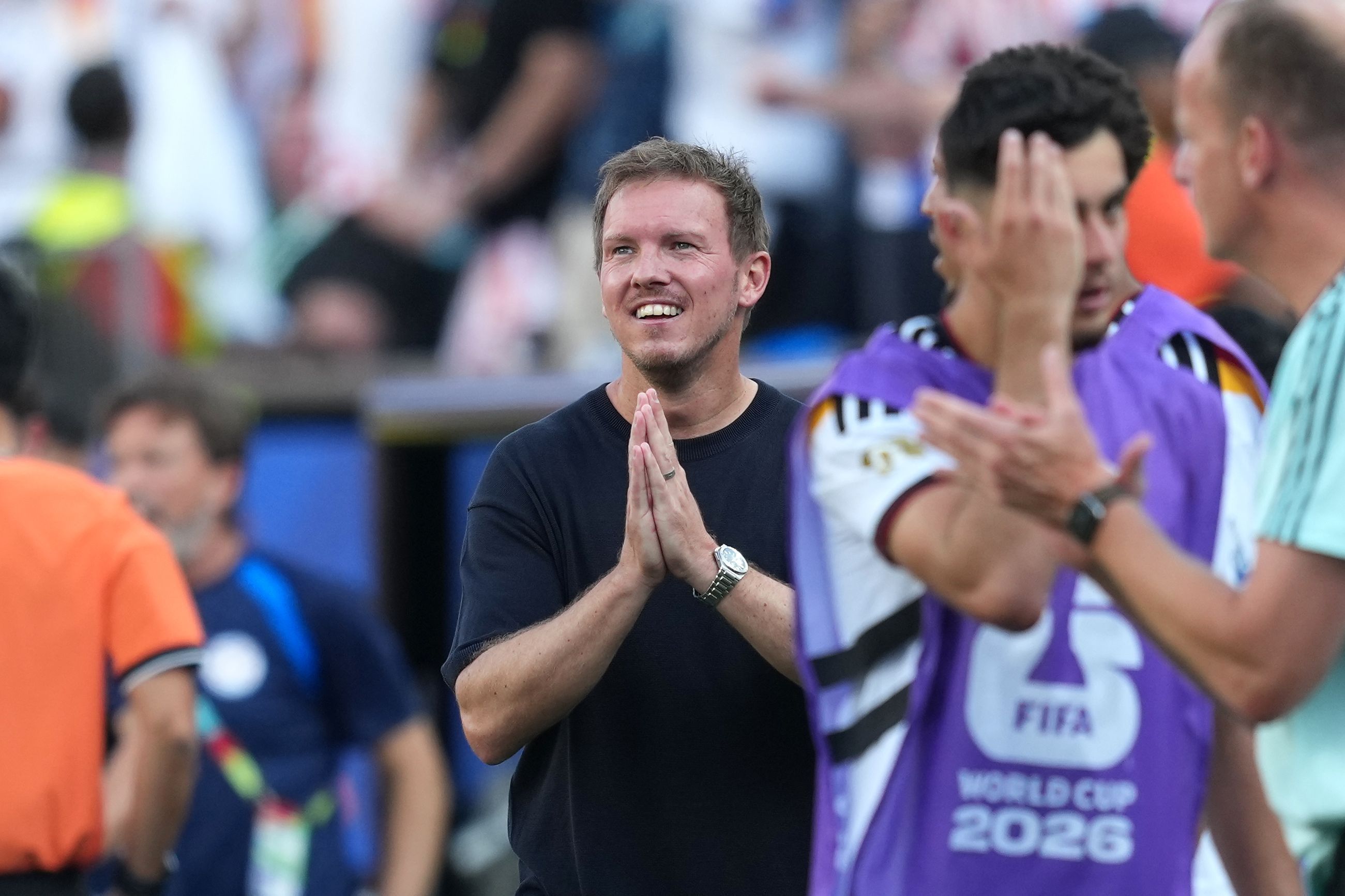 Julian Nagelsmann faltet die Hände zusammen.