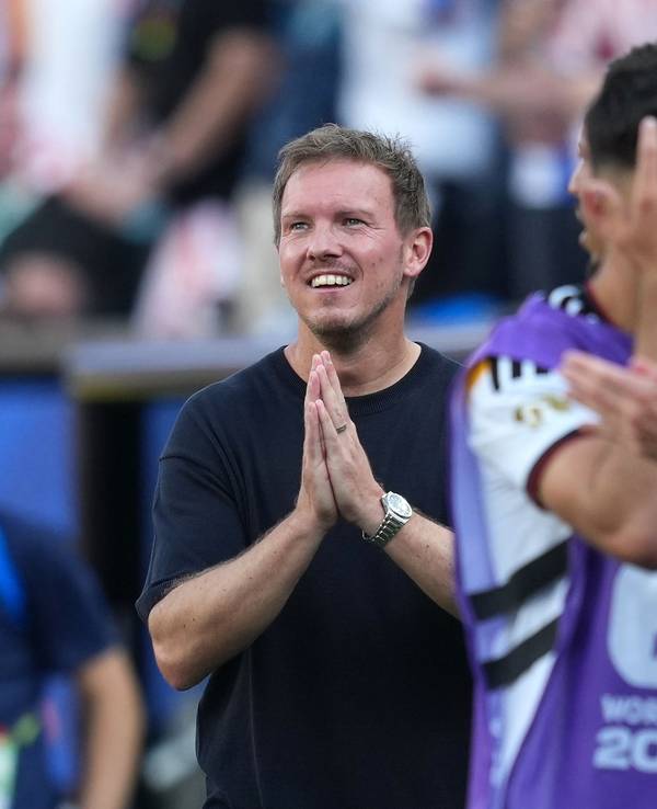 Julian Nagelsmann faltet die Hände zusammen.