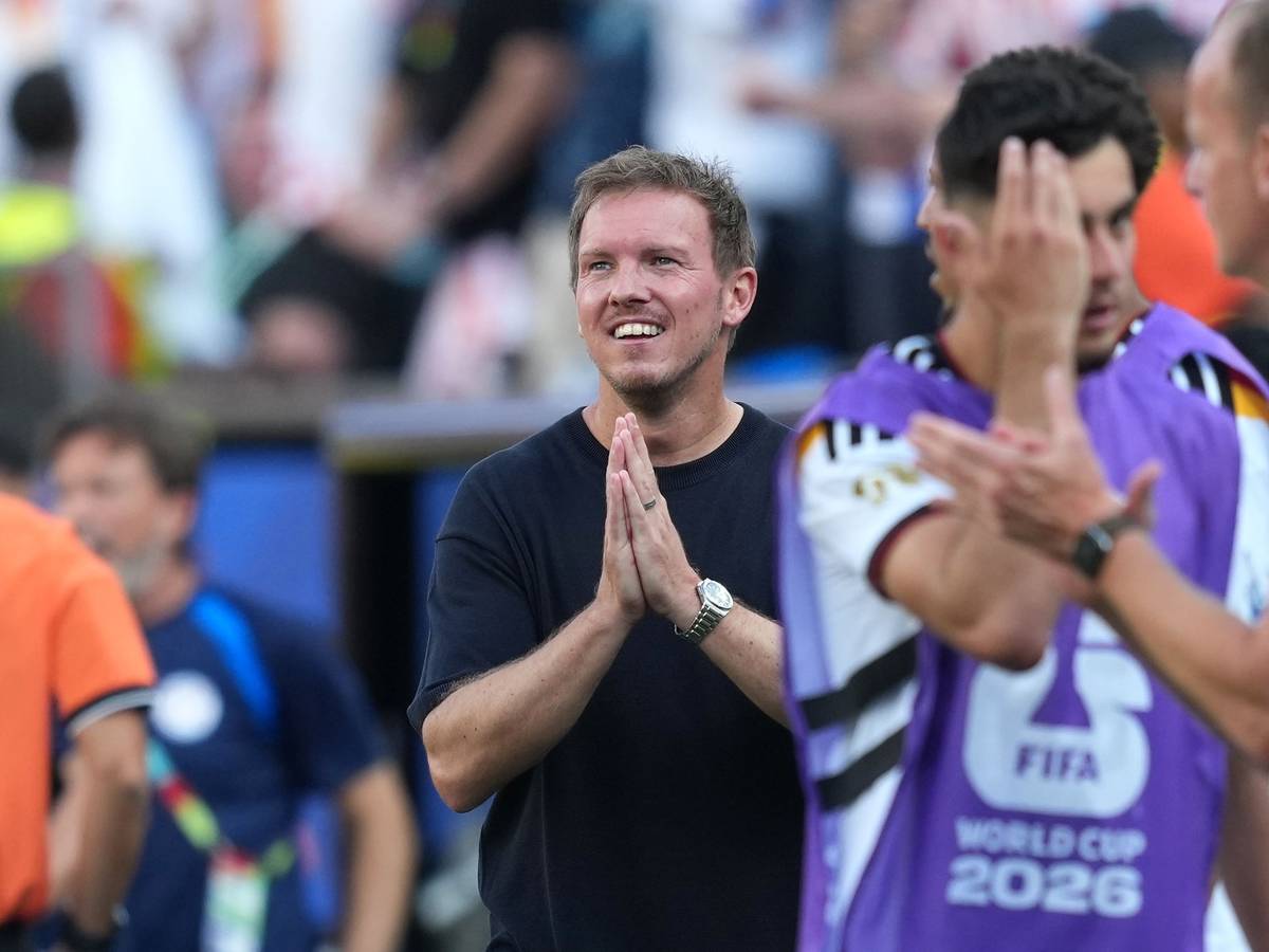Julian Nagelsmann faltet die Hände zusammen.