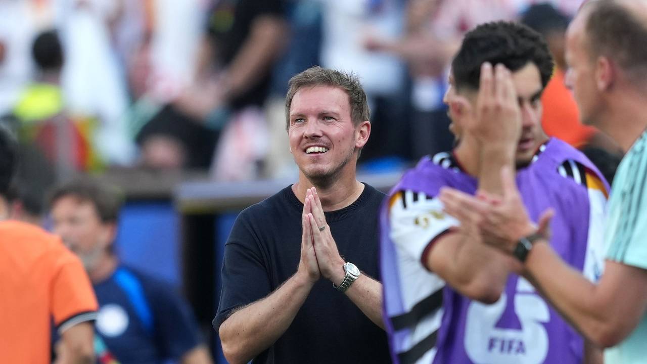 Julian Nagelsmann faltet die Hände zusammen.