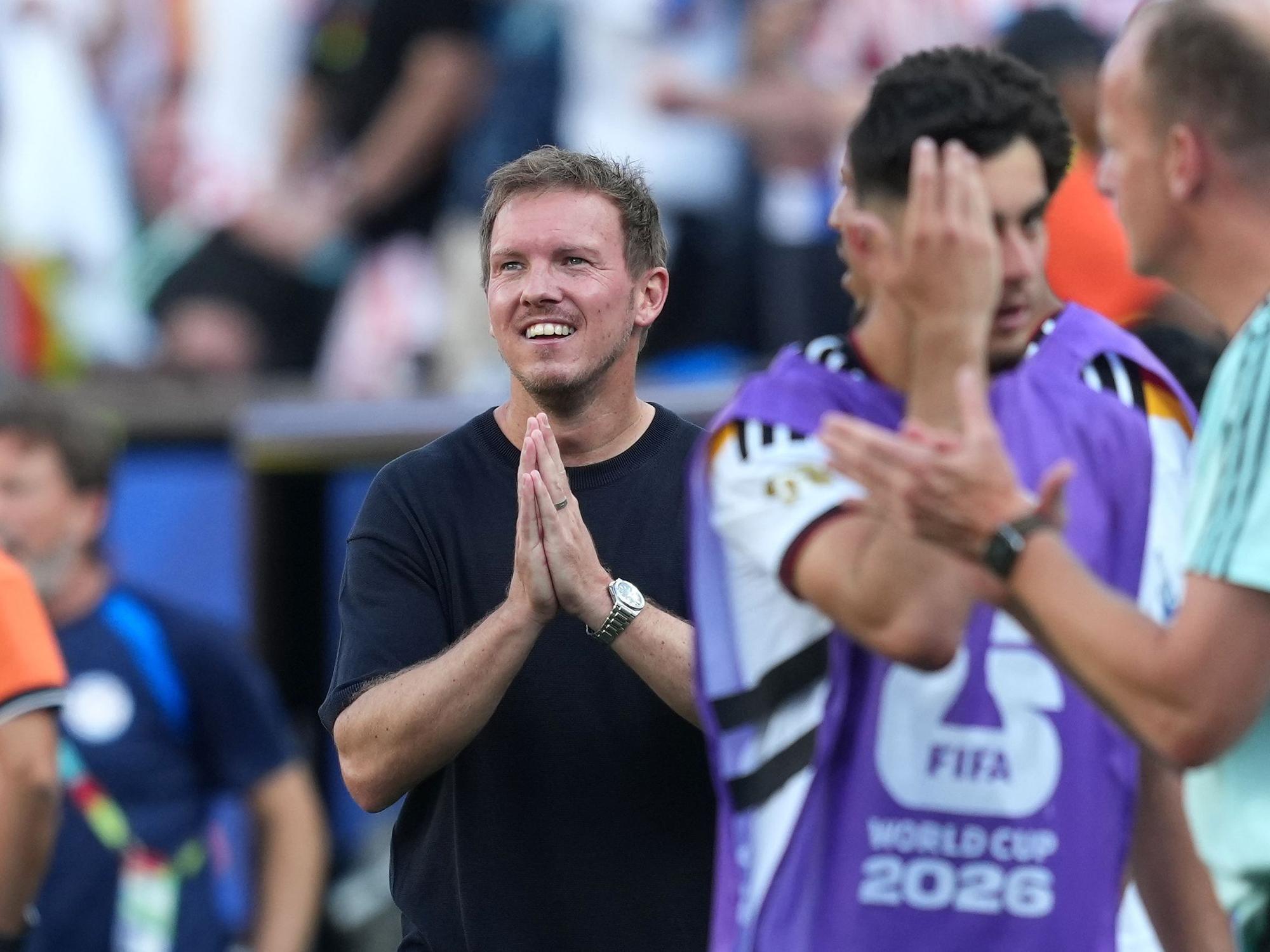 Julian Nagelsmann faltet die Hände zusammen.