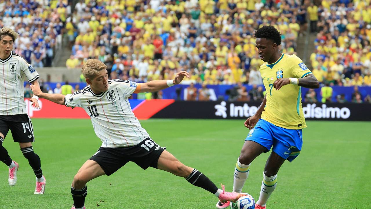 Ritsu Doan versucht, Vini Jr. den Ball vom Fuß zu spitzeln.