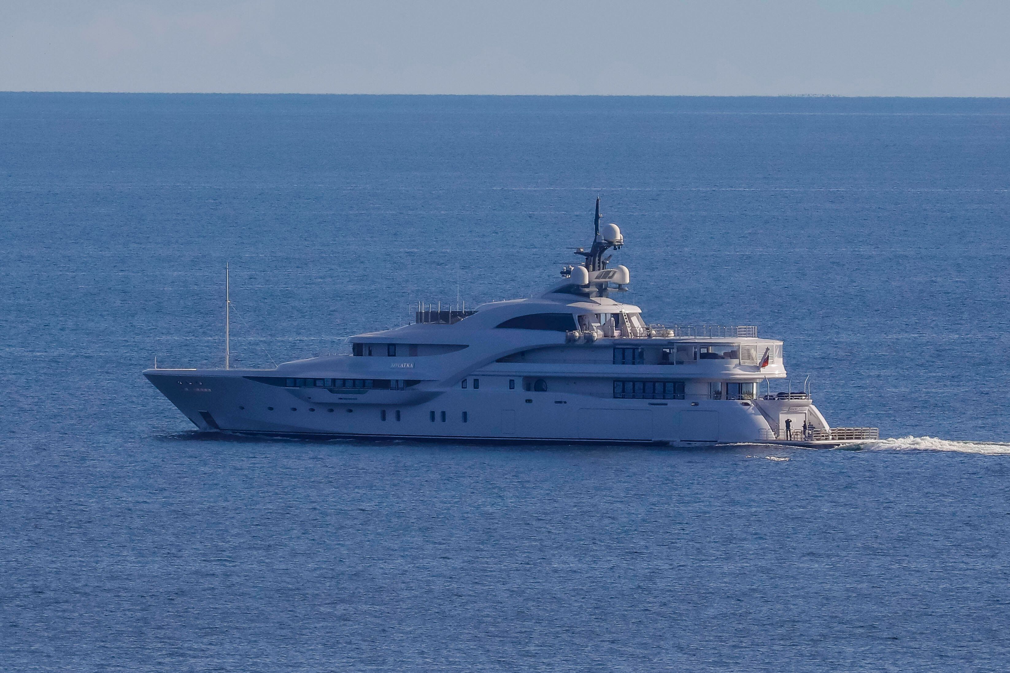 Blick auf die Motoryacht „Kosatka“ (früher „Graceful“) des russischen Präsidenten Wladimir Putin, hier im Jahr 2022 in der Ostsee auf der Fahrt von Kaliningrad vermutlich nach Sankt Petersburg.