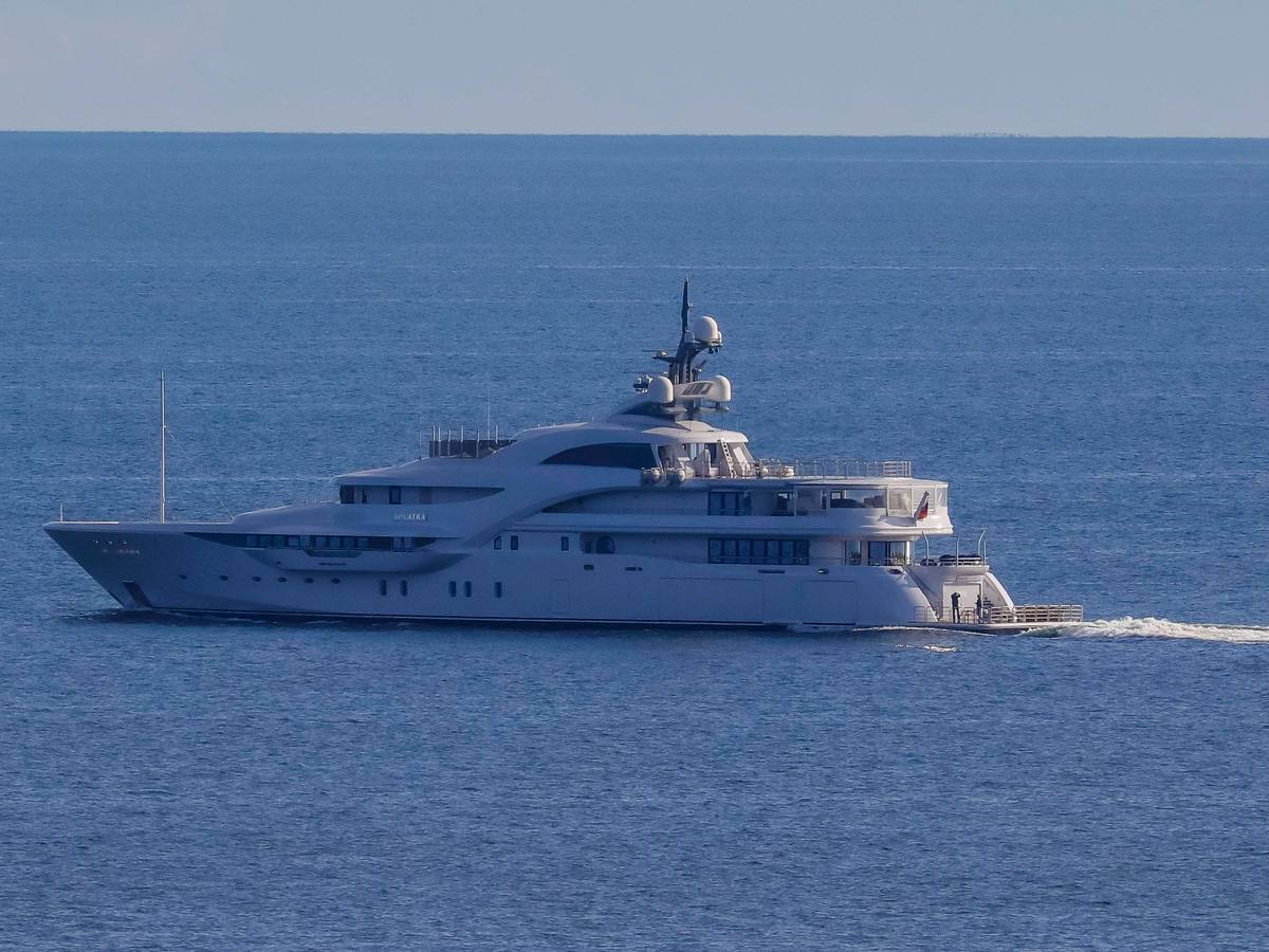 Blick auf die Motoryacht „Kosatka“ (früher „Graceful“) des russischen Präsidenten Wladimir Putin, hier im Jahr 2022 in der Ostsee auf der Fahrt von Kaliningrad vermutlich nach Sankt Petersburg.
