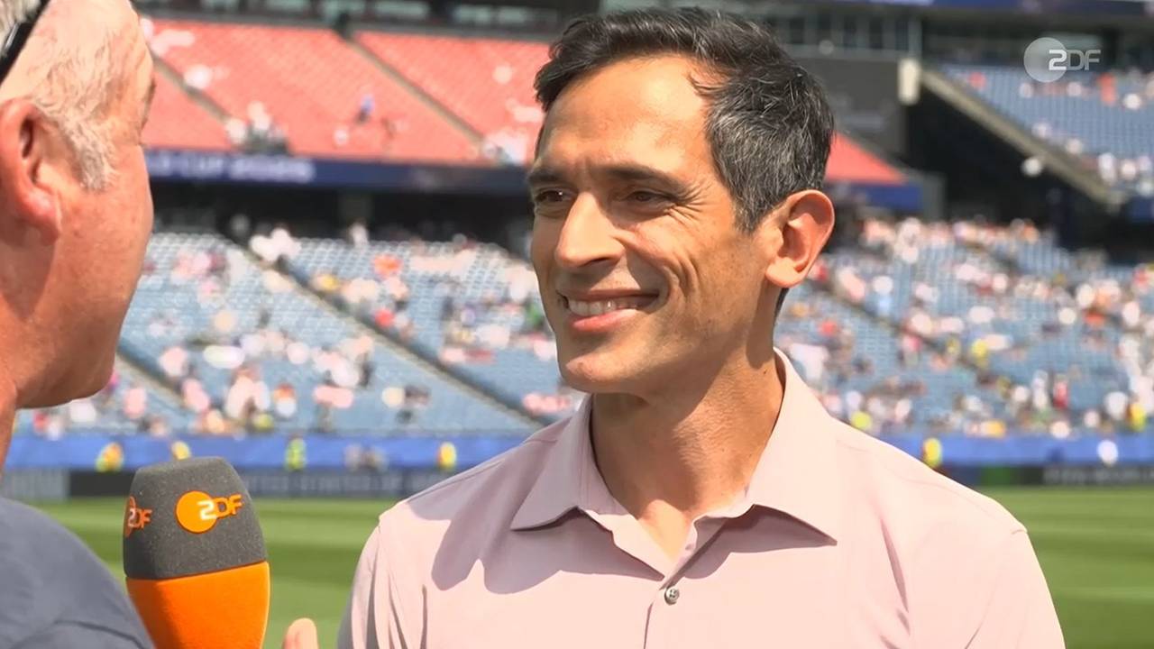 Roque Santa Cruz lächelt beim ZDF-Interview.