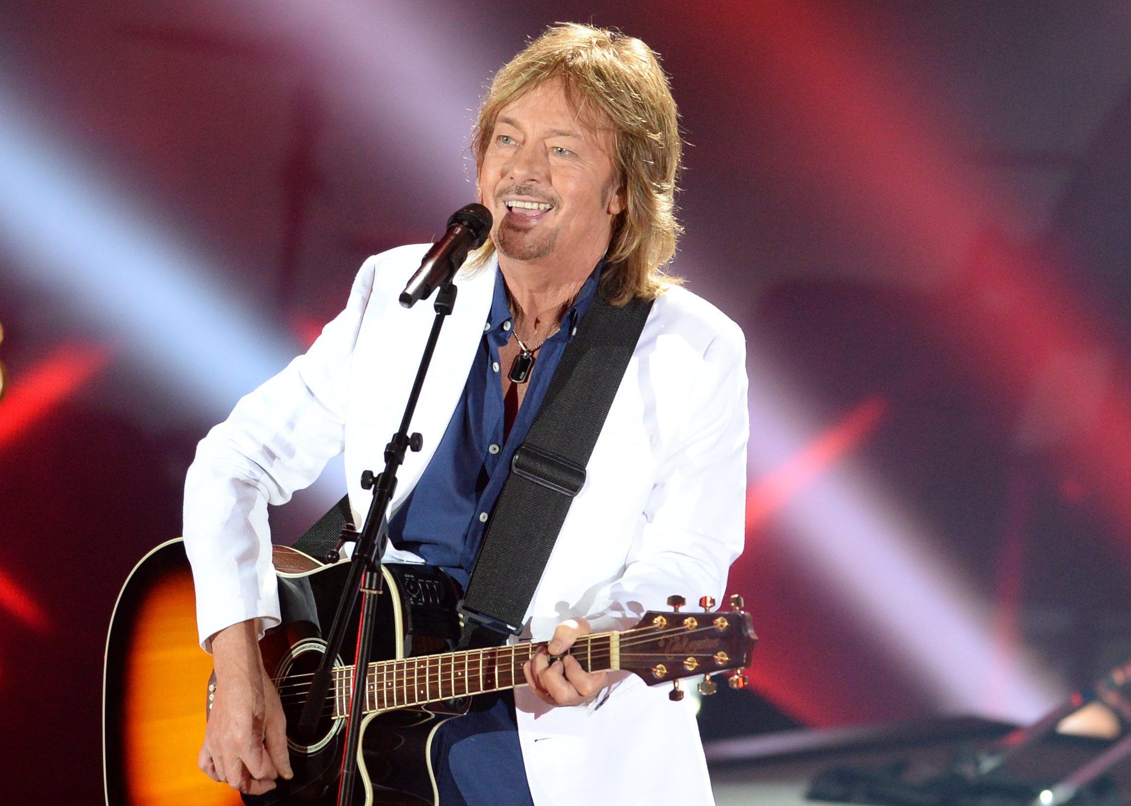 Der Sänger Chris Norman steht während des ZDF-Sommer-Hit-Festival auf der Bühne.