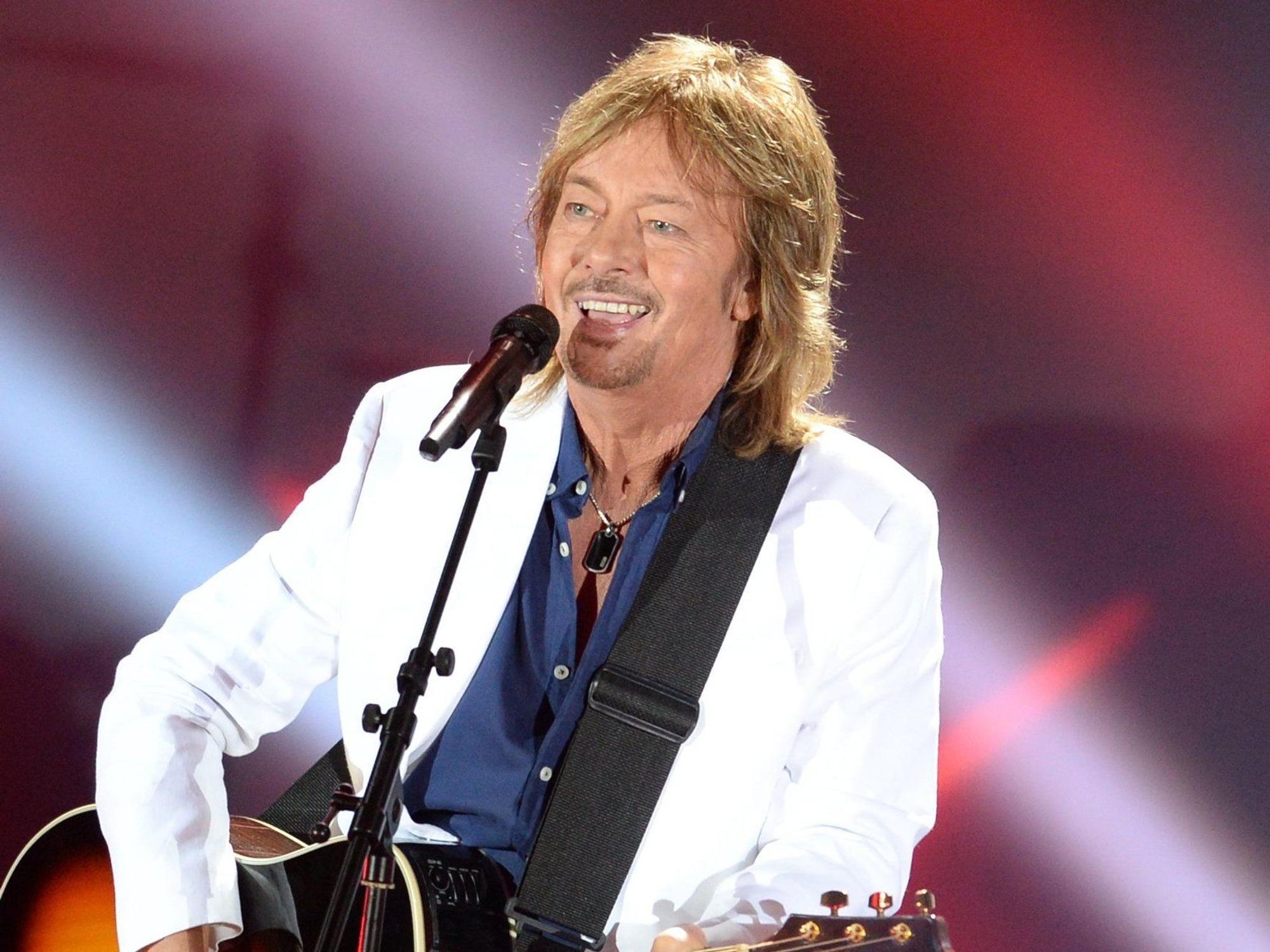 Der Sänger Chris Norman steht während des ZDF-Sommer-Hit-Festival auf der Bühne.