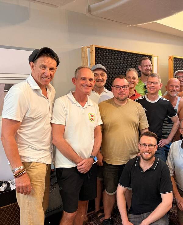 Die Klüngelköpp mit dem Shantychor der StattGarde Colonia Ahoj im Tonstudio.