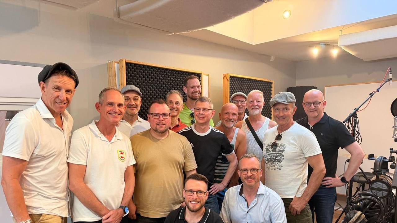 Die Klüngelköpp mit dem Shantychor der StattGarde Colonia Ahoj im Tonstudio.