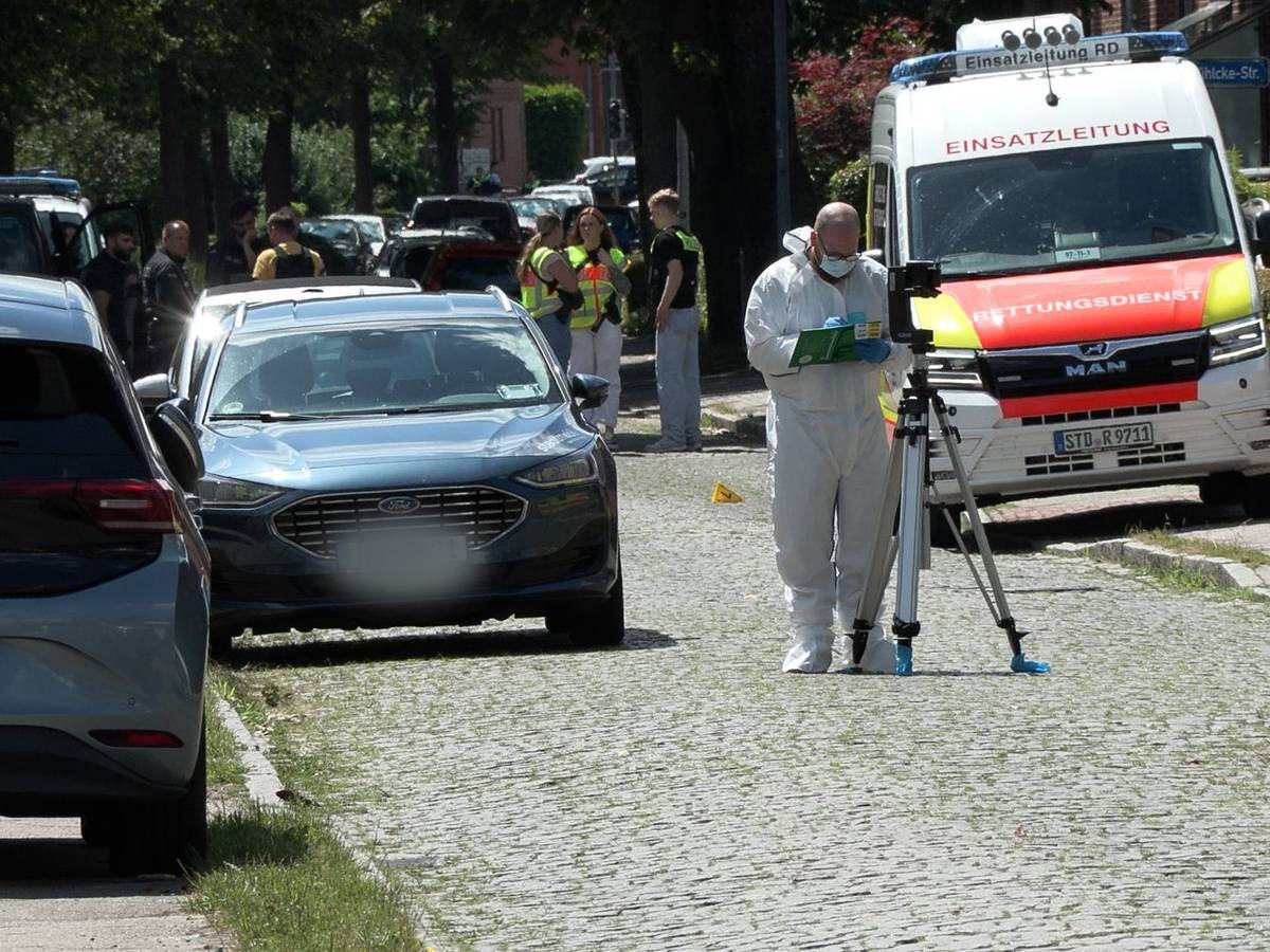 In Stade westlich von Hamburg sind fünf Menschen durch Schüsse gestorben. Ein Tatverdächtiger wurde festgenommen.