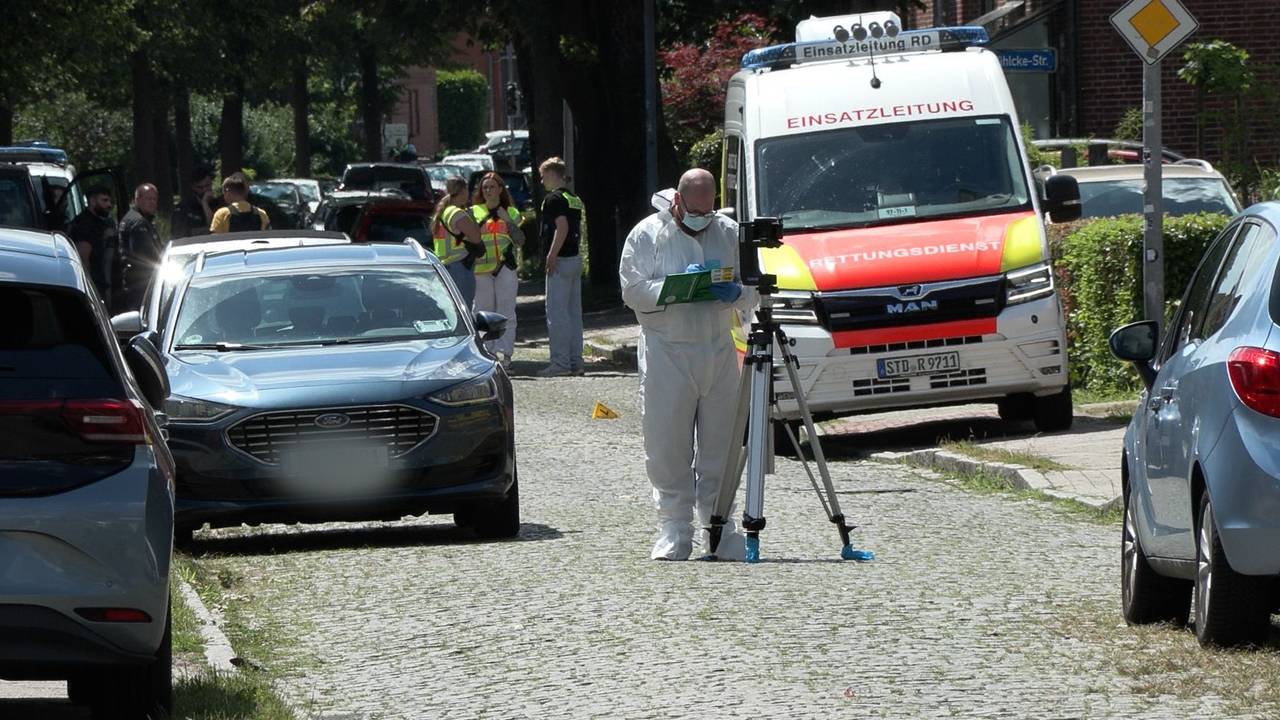 In Stade westlich von Hamburg sind sechs Menschen durch Schüsse gestorben. Ein Tatverdächtiger wurde festgenommen.