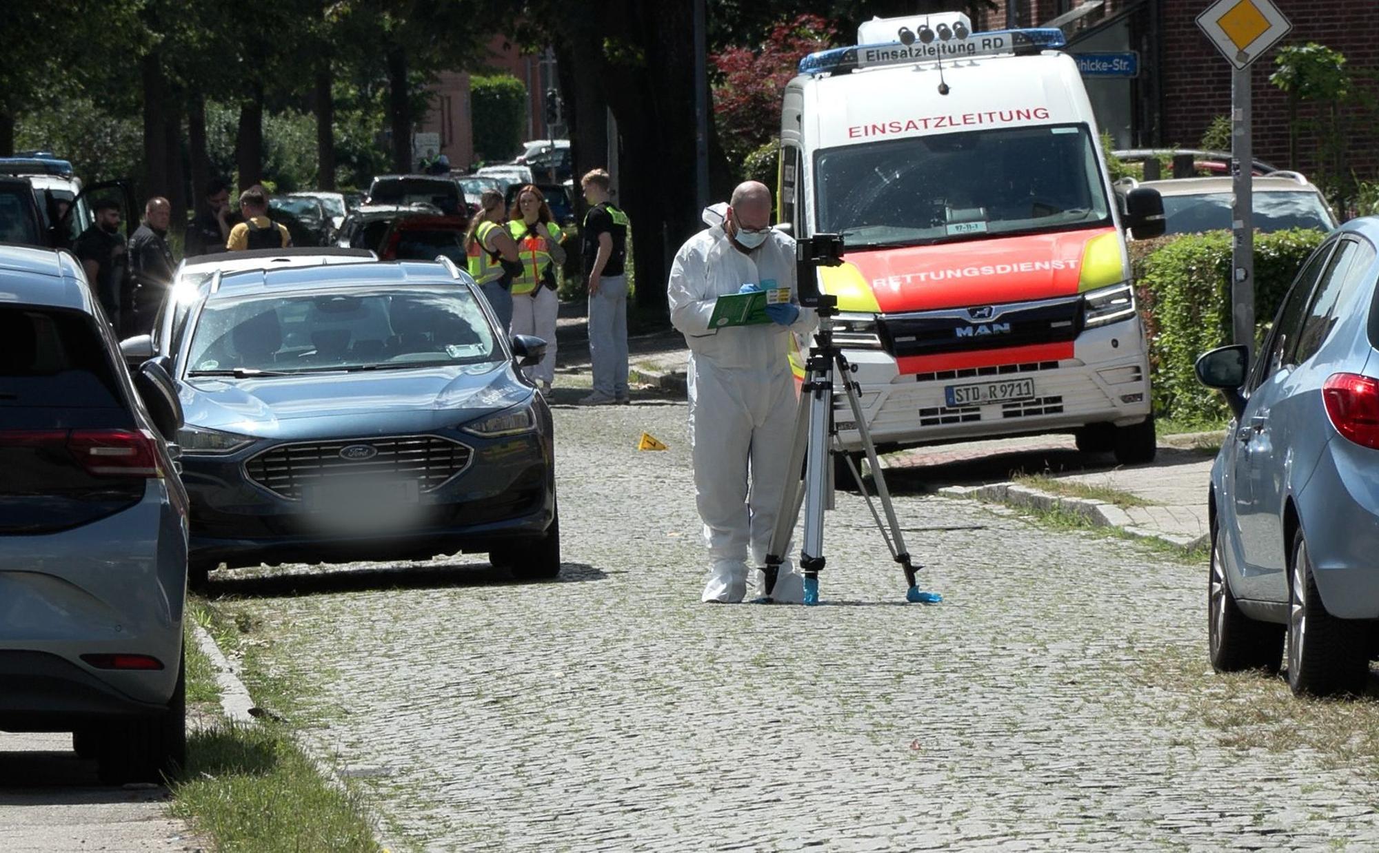 In Stade westlich von Hamburg sind fünf Menschen durch Schüsse gestorben. Ein Tatverdächtiger wurde festgenommen.