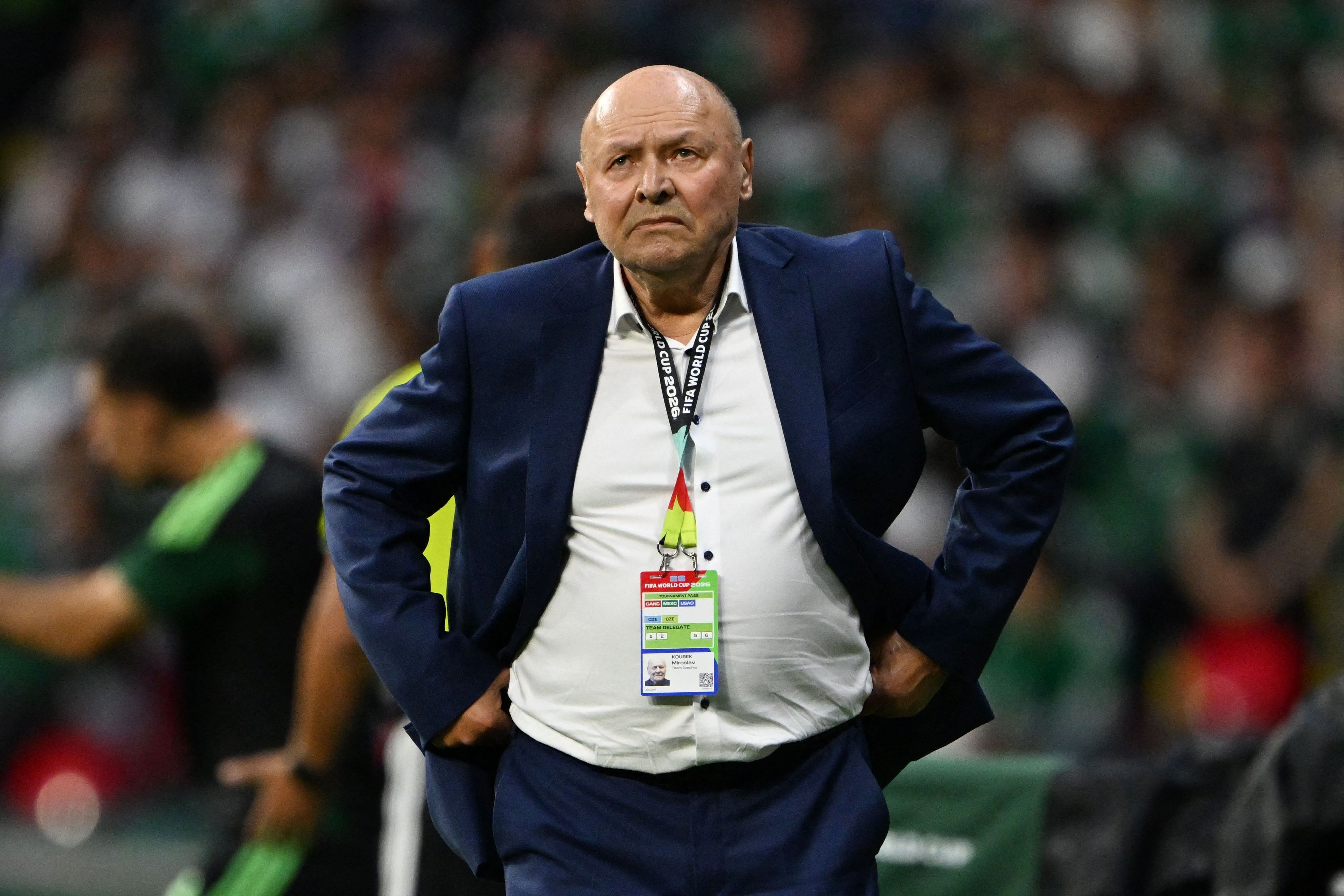 Miroslav Koubek steht sauer am Spielfeldrand.