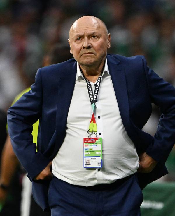 Miroslav Koubek steht sauer am Spielfeldrand.