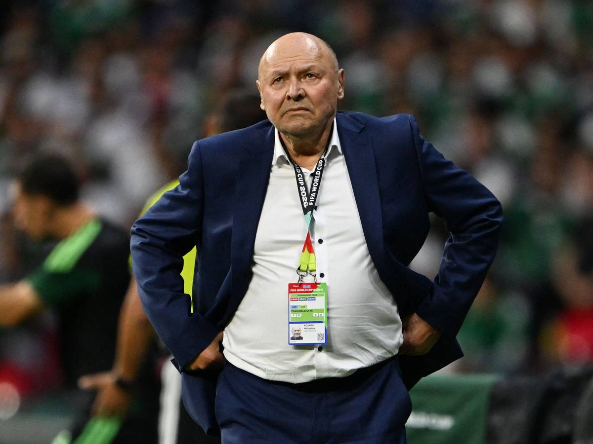 Miroslav Koubek steht sauer am Spielfeldrand.