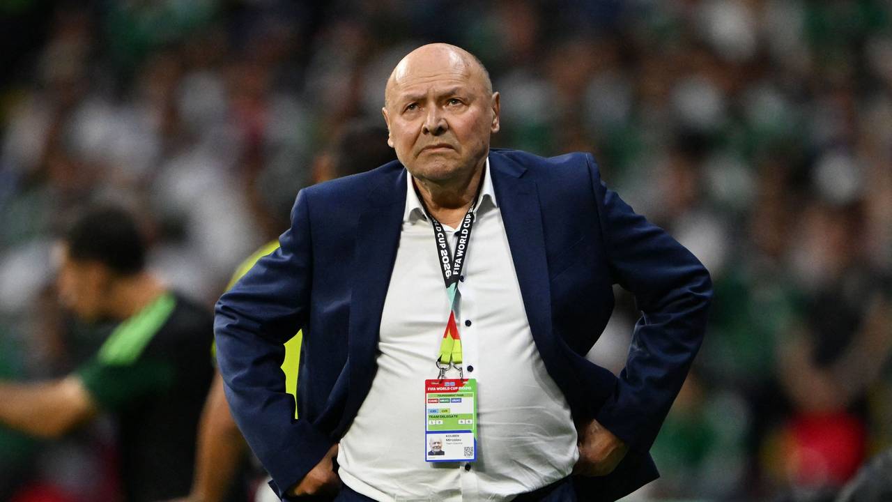 Miroslav Koubek steht sauer am Spielfeldrand.