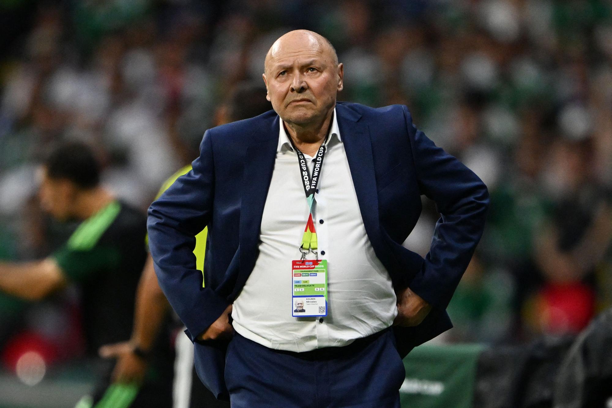 Miroslav Koubek steht sauer am Spielfeldrand.
