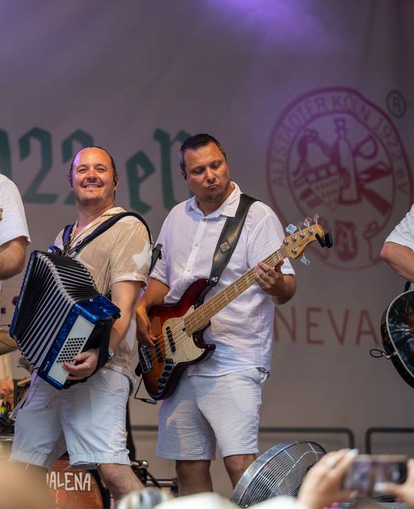 Die Musiker von Eldorado beim Auftritt auf der Bühne.