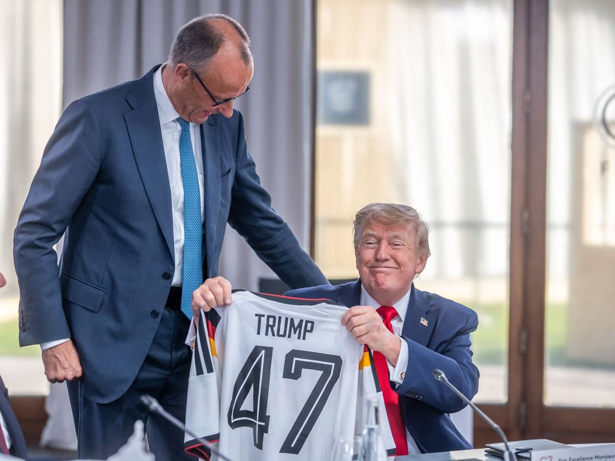 Auch für die Trikotübergabe an Trump musste Merz Kritik einstecken.