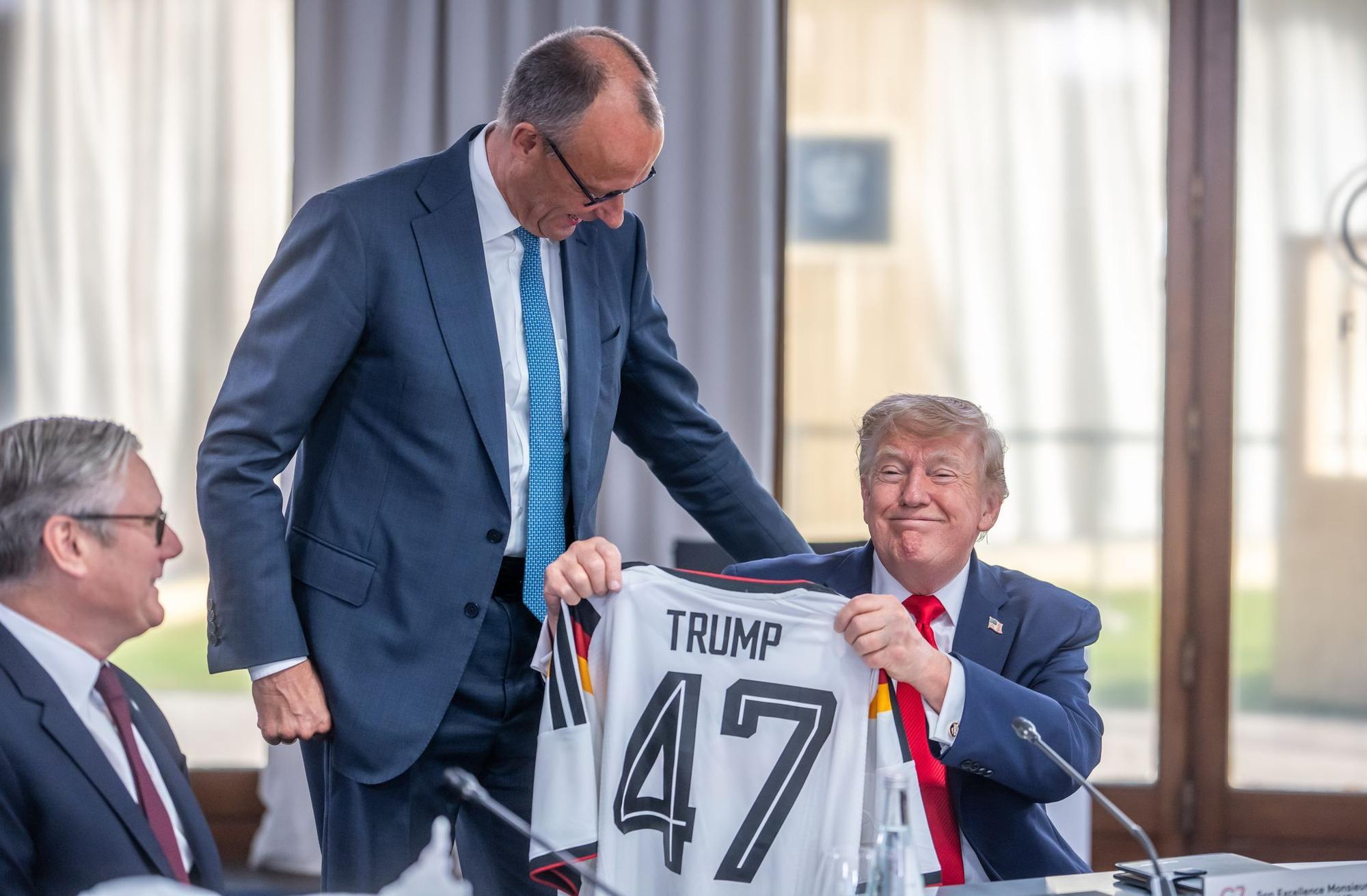 Auch für die Trikotübergabe an Trump musste Merz Kritik einstecken.